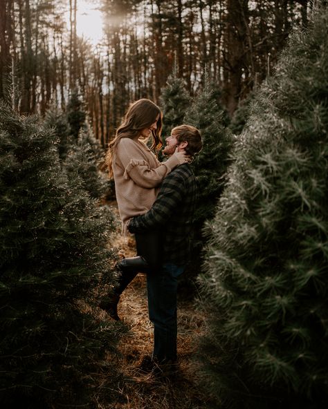 Christmas Farm Couple Pictures, Family Photoshoot Christmas Tree, Holiday Card Photoshoot, Christmas Pictures At Tree Farm, Christmas Pictures In The Woods, Christmas Tree Farm Family Poses, Christmas Photoshoot Ideas For Couples Outdoor, Christmas Photos At Tree Farm, Couples Christmas Tree Pictures