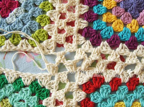 Stitching Granny Squares Together, Joining Granny Squares Tutorial, Crochet Joining Squares, Joining Granny Squares Crochet, How To Join Granny Squares, Join Granny Squares Crochet, Crochet Joining Techniques, Crochet Granny Squares Together, Granny Square Join