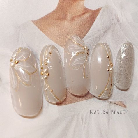 White And Gold Nail Ideas, Japanese Nail Design, Bridal Nails Designs, Bridal Nail Art, Art Deco Nails, Asian Nails, Beauty Nails Design, Gold Nail, Blush Nails