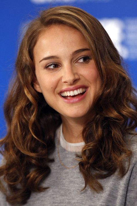 Natalie Portman (teeth and smile) Natalie Portman Star Wars, Natalie Portman Style, Mathilda Lando, Natalie Portman, Famous Faces, Beautiful Smile, Maternity Fashion, Celebrities Female, The Professional