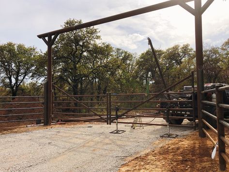 Oil Pipe Fence, Pipe Fence Entrance, Pipe Fence Ideas, Horse Paddocks, Cowboy Truck, Ranch Entrance Ideas, Ranch Entrance, Pipe Fence, Driveway Fence