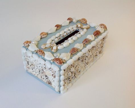 Large tissue box in blue decorated with seashells Wallpaper Unicorn, Clay Box, Coral Art, Sea House, Sea Shell Decor, Shell Design, Stuffed Shells, Diy Box, Tissue Box