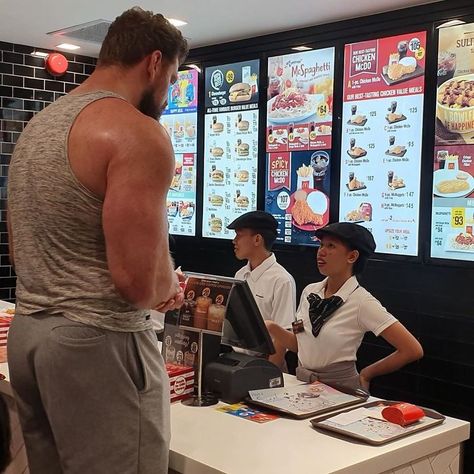 The Dutch Giant at McDonalds in the Philippines Futurisme Retro, Short Person, Ac New Leaf, Funny Poses, Tall People, 남자 몸, Short People, People Poses, 웃긴 사진