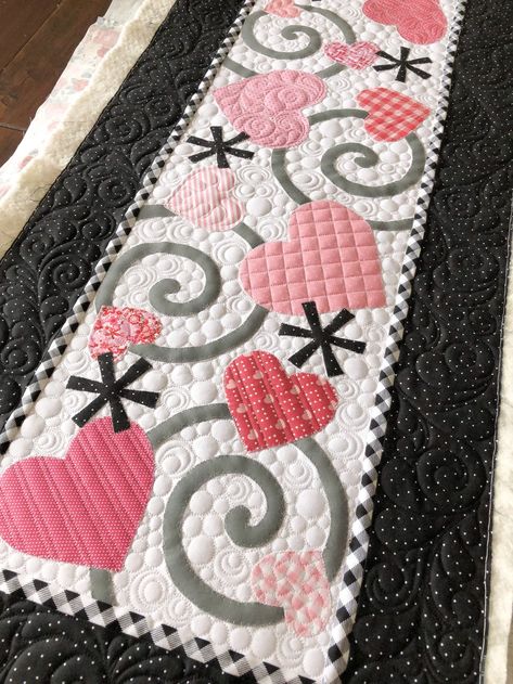 Quilting Hearts, Quilt Styles, Primitive Hearts, Placemat Ideas, Valentine Table Runner, Quilted Table Runners Christmas, Table Quilt, Heart Quilt Pattern, Quilted Table Runners Patterns