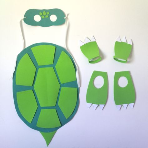 Disfraz de tortuga hecho de foami que consta de un antifaz, patitas y caparazón. Turtle Shell Costume Diy, Turtle Costume Diy Kids, Turtle Diy Costume, Diy Turtle Costume, Turtle Costume Diy, Homemade Turtles, Book Characters Dress Up, Turtle Costume, Under The Sea Decorations