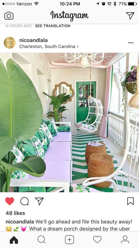 Green Sunroom, Tropical Bungalow, Palm Beach Decor, Interior Farmhouse, Pink Ceiling, Tropical Living Room, Palm Beach Style, Tropical Living, Interior Luxury