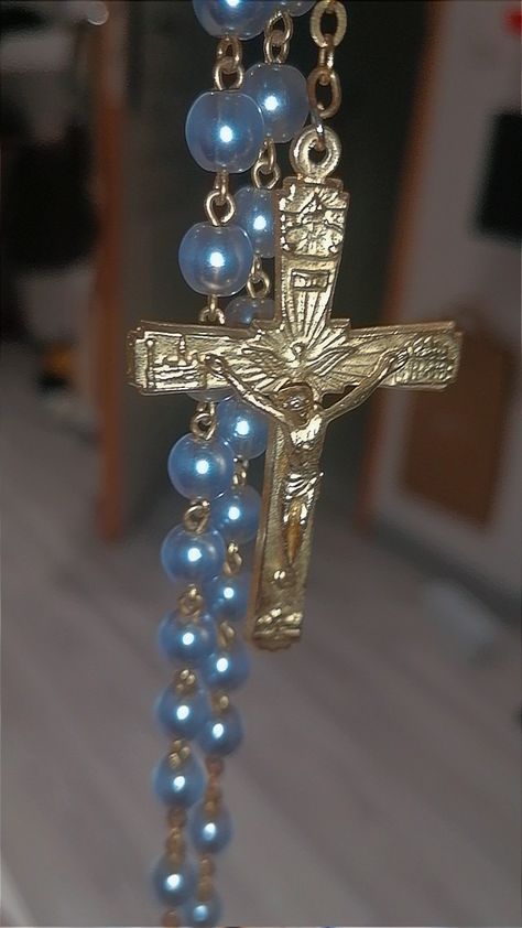 Blue Catholic Aesthetic, Aesthetic Bleu, Christian Vision Board, Christian Modesty, Catholic Aesthetic, Studio Investigrave, Christian Accessories, Angel Signs, Holy Rosary