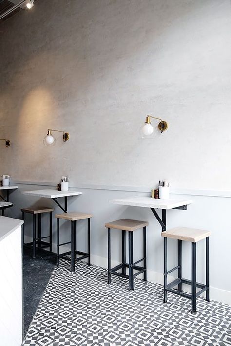 Forma simple de instalar mesas/barras tanto para contar con más lugares de trabajo como para tomar nuestros alimentos. Minimalist Dekor, تصميم الطاولة, Coffee Shop Interior Design, Small Restaurants, Cafe Shop Design, Small Cafe, Coffee Shops Interior, 카페 인테리어 디자인, Modern Restaurant