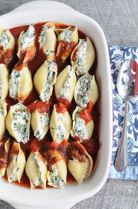 Spinach and Mushroom Stuffed Shells via @twoluckys… Chicken And Mushroom Stuffed Shells, Spinach Stuffed Shells With Meat Sauce, Mushroom Stuffed Shells, Vegetarian Stuffed Pasta Shells, Spinach Mushroom Ricotta Stuffed Shells, Vegan Ricotta Stuffed Shells, Rice Pizza, Chicken Spinach Mushroom, Spinach Stuffed Shells