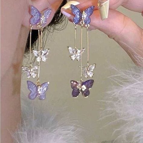 These earrings feature a delicate butterfly design, crafted with a 925 silver needle.
The long tassel adds an elegant touch, creating movement and grace.
The use of crystals adds a touch of sparkle and luxury.
They’re part of the 2024 Korean fashion trend, making them both stylish and contemporary.
If you’re a fan of unique accessories, these earrings might be a delightful addition to your collection! 🦋✨ Light Purple Accessories, Aesthetic Assesories, Fairy Wedding Jewelry, Purple Butterfly Wedding, Phone Accessories Diy, Lilac Earrings, Purple Accessories, Fairy Wedding, Long Tassel Earrings