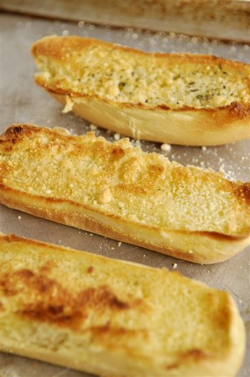 Garlic Bread In Oven, Easy Garlic Bread Recipe, Easy Garlic Bread, Make Garlic Bread, Family Dinner Table, Snacks Ideas, Garlic Bread Recipe, Breakfast Bagel, Leftover Bread