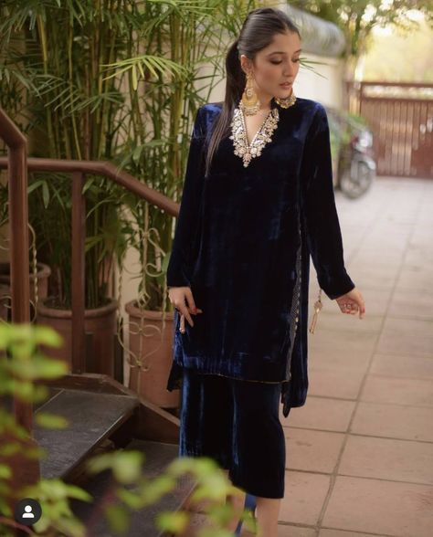 Blue Velvet Suit, Velvet Suit Design, Velvet Dress Designs, Anarkali Dress Pattern, Court Dresses, Dress Indian Style, Sweet 16 Dresses, Anarkali Dress, Velvet Fashion