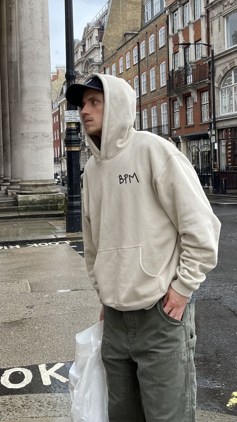 Cap And Hoodie Outfit Men, Beige Hoodie Outfit Men, Cream Hoodie Outfit, Basic Guy Outfits, Hoodie Aesthetic Boy, Off White Hoodie Men, Hoodie Men Outfit, Outfit Sweatpants, Hoodie Outfit Men