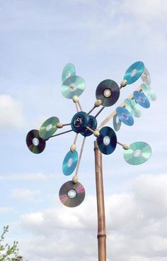 Recycled cd whirligig                                                                                                                                                                                 More Spinners Diy, Wind Art, Old Cds, Wind Sculptures, Cd Crafts, Wind Generator, Cd Art, Kinetic Art, Kinetic Sculpture