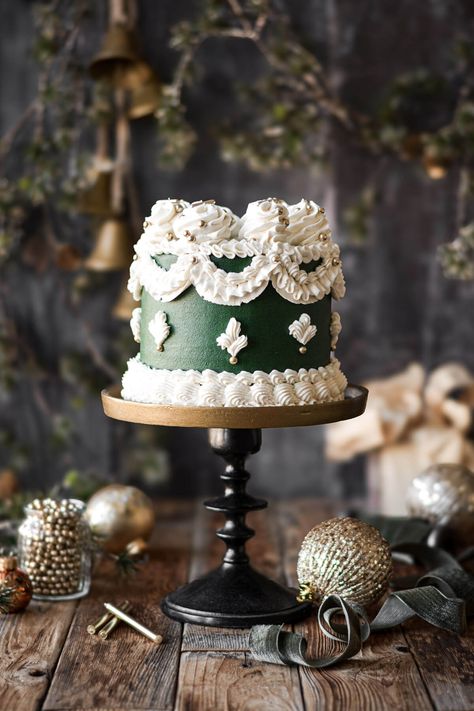 Green and White Christmas Lambeth Cake - Curly Girl Kitchen Vintage Christmas Cake, Lambeth Cake, Maple Cake, Green And White Christmas, Christmas Wedding Cakes, Gingerbread House Recipe, Chewy Gingerbread Cookies, Christmas Cookie Box, Make A Gingerbread House