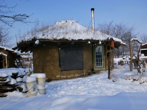 Cob House Cold Climate Strawbale Gardening, Best Outdoor Pizza Oven, Cob Building, Passive Solar Heating, House Heating, Passive Solar Design, Natural Homes, Solar Design, Outdoor Pizza Oven