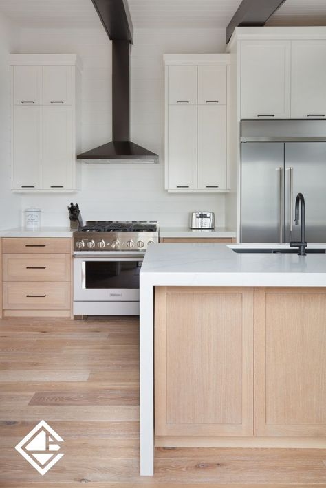 Maple cabinetry in a cottage kitchen. Natural Maple Kitchen Cabinets, Kitchen With Large Windows, Modern Cottage Kitchen, Creative Cabinet, Cottage Outdoor, Maple Kitchen Cabinets, Maple Kitchen, Contemporary Cottage, Design Hack