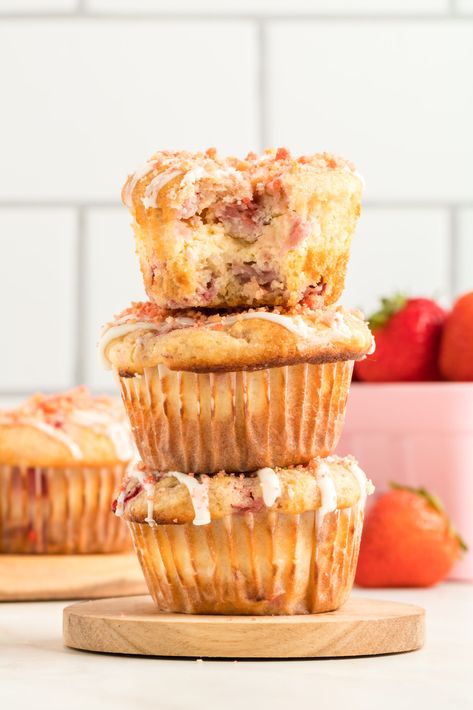 Edible Blood Recipe, Edible Blood, Strawberry Yogurt Muffins, Strawberry Cream Cheese Muffins, Strawberry Crunch Topping, Strawberry Cheesecake Muffins, Strawberry Crunch Cheesecake, Strawberry Muffin, Crunch Cheesecake