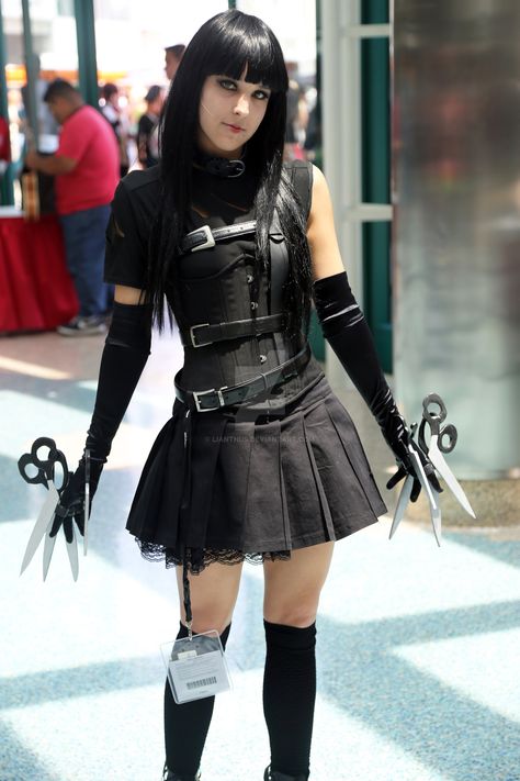 Female Edward Scissor Hands by lianthus.deviantart.com on @DeviantArt Gothic Halloween Costume Ideas, Fred Kruger, Edward Scissorhands Halloween Costume, Tim Burton Costumes, Edward Scissorhands Costume, Coraline Halloween Costume, Edward Scissor, Fun Cosplay, Scissor Hands