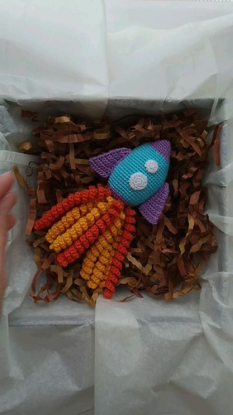 Crochet For Men, Rattle Crochet Pattern, Crochet Space, Rattle Crochet, Baby Toys 6 Months, Diy Pet Toys, Diy Crochet Toys, Crochet Horse, Crochet Mouse