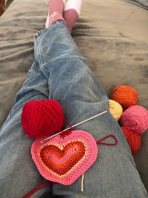 Crochet Hearts, Hobbies For Women, Business Woman Successful, Creative Knitting, Beginner Crochet Projects, Crochet Wool, Learn How To Knit, Crochet Stitches Tutorial, Crochet Heart