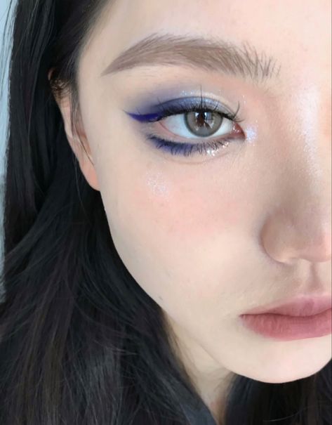 Katara Inspired Makeup, Blue Eye Makeup Korean, Makeup With Blue Eyeliner, Blue Creative Makeup, Blue Douyin Makeup, New Jeans Makeup, Dark Blue Eyeshadow, Eyeshadow Creative, Blue Make Up