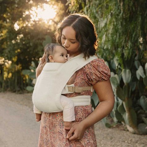 Carrying Positions, Ergobaby Carrier, Newborn Carrier, Baby Carrier Newborn, Nature Baby Shower, Baby List, Newborn Essentials, Baby Wrap Carrier, Baby Wraps