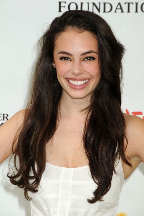 Chloe Bridges #hair #hairstyle #makeup #actress #dfBFW *ARE YOU STARTING TO NOTICE the fair base colors? They should stick out like a SORE THUMB in having the same undertone. New Girl Characters, Chloe Bridges, Carrie Diaries, Olivia Taylor Dudley, The Carrie Diaries, Gal Gadot, Sweet Stuff, Beautiful Smile, Celebrity Pictures