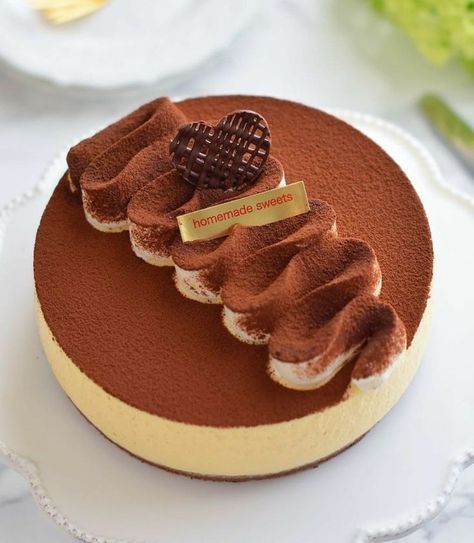 Tiramisu Birthday Cake Decoration, Mousse Cake Decoration Ideas, Tiramisu Cake Decoration Ideas, Tiramisu Cake Design, Entremet Cake Design, Tiramisu Design, Patisserie Fine, Chocolate Work, Tiramisu Cake