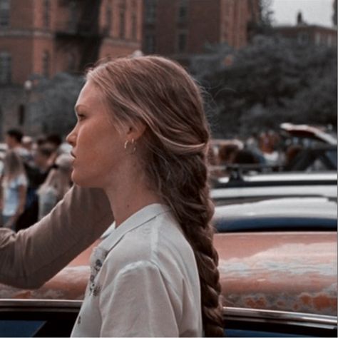 matching icon 10 things i hate about you kat and patrick Kat And Patrick, Julia Stiles, 10 Things I Hate About You, Trendy Halloween Costumes, Girl Movies, Film Aesthetic, Blonde Hair Color, Messy Hairstyles, Pretty Hairstyles