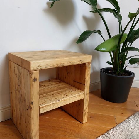 Handmade bedside table made of reclaimed wood This bedside table is also ideal as a coffee or side table. The wood comes from old scaffolding planks and was planed, sanded and then oiled with a hard wax oil. Custom-made products are also possible. Since this product is made of old wood, small cracks, notches and color differences are present. Small Wood End Table, Homemade Bedside Table, Diy Rustic Nightstand, Handmade Bedside Table, Diy Nightstand Ideas Easy, Wood Bed Side Tables, Homemade Nightstand, Bed Side Table Diy, Diy Side Table Bedroom