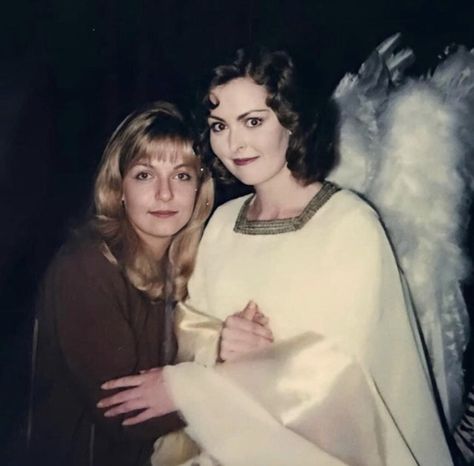 https://www.reddit.com/r/twinpeaks/comments/wyl9wr/sheryl_lee_lorna_macmillan_on_the_set_of_fire/ Sheryl Lee Twin Peaks, Twin Peaks 1990, Lost Angel, Cry A River, Kyle Maclachlan, Sheryl Lee, Laura Palmer, Between Two Worlds, Twin Peaks