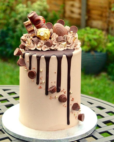 Drip Cake With Chocolates On Top, Chocolate Icing Decorating Ideas, Birthday Cake With Chocolates On Top, Reese’s Birthday Cake, Chocolate Drip Cake Ideas Birthday, Chocolate Drip Cake Ideas, Chocolate Cake Decoration Elegant, Reeses Birthday Cake, Chocolate Cake Design Ideas