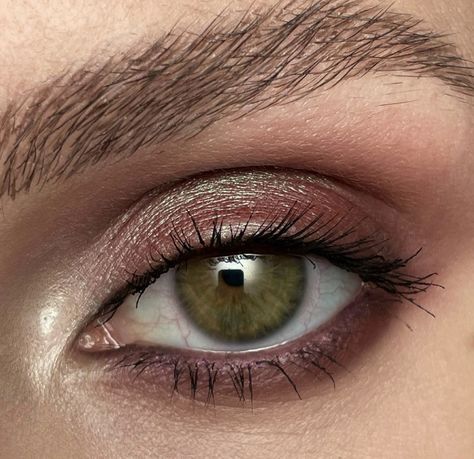 Makeup Inspo Hazel Eyes, Makeup For Green Eyes And Brown Hair, Makeup Hazel Eyes Brown Hair, Hazel Green Eyes Makeup, Dark Green Eyeliner Brown Eyes, Brown Eyeliner Hazel Eyes, Eye Makeup Hazel Eyes, Green Eyeliner Hazel Eyes, Minimalist Green Eye Makeup