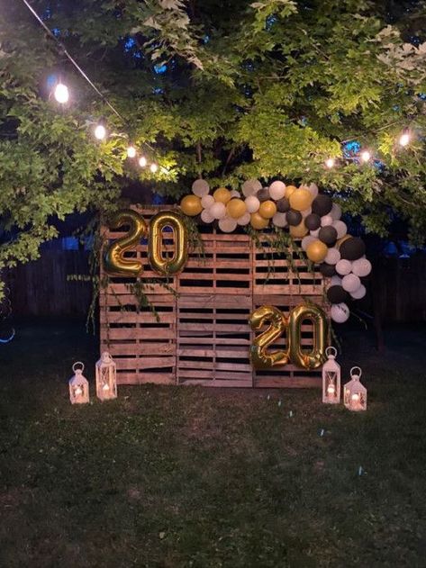 Diy Graduation Party Ideas, Diy Graduation Party, Rustic Graduation Party, Grad Party Theme, Graduation Party Pictures, High School Graduation Party Decorations, College Grad Party, Graduation Party Backdrops, Backyard Graduation Party