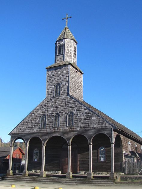 Iglesia de Achao - fachada - Iglesias de Chiloé - Wikipedia, la enciclopedia libre Ushuaia, Places In The World, Magical Places, Best Places To Visit, World Heritage, Ferry Building San Francisco, Cool Places To Visit, South America, Patagonia