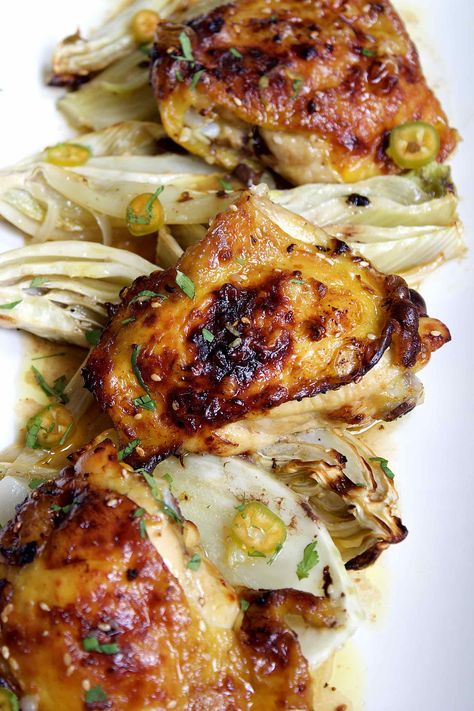 Roasted caramelized chicken with fennel Caramelised Chicken, Chicken With Fennel, Caramelized Chicken, Chicken Fennel, Fennel Recipes, Amazing Chicken, Roasted Fennel, Chicken Recipies, Chicken Entrees