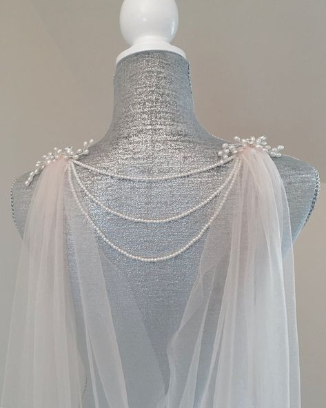 De Kaap van de sluier Kathedraal sluier Cape Bruids Cape | Etsy Veil Cape, Marriage Gown, Cape Veil, Sheer Veil, Wedding Cloak, Tulle Cape, Pearl Wedding Dress, Marriage Dress, Flower Veil