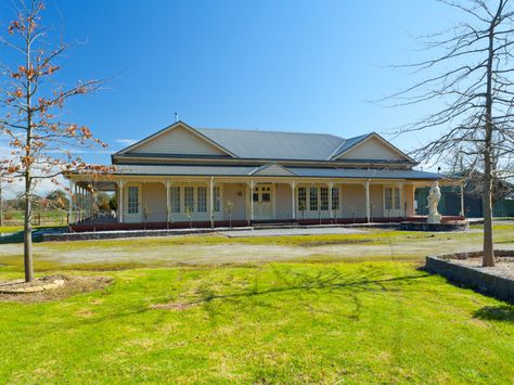 This isn't a Harkaway - but they have banks of French Doors on the front (no windows). Harkaway Homes, Maleny Manor, Hamptons House Exterior, Holiday Houses, Property Ideas, Ranch Homes, Pole Barn House Plans, House Facade, Manufactured Homes