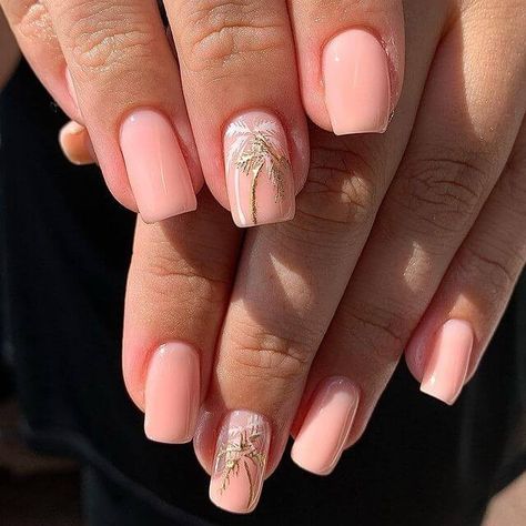 Pink nail art Acrylic Nails Vacation Beach, Palms Nails Design, Tropical Neutral Nails, Goa Nails Design, Subtle Tropical Nails, Palm Nail Art, Gold Palm Tree Nails, Pink Palm Tree Nails, Light Pink Tropical Nails