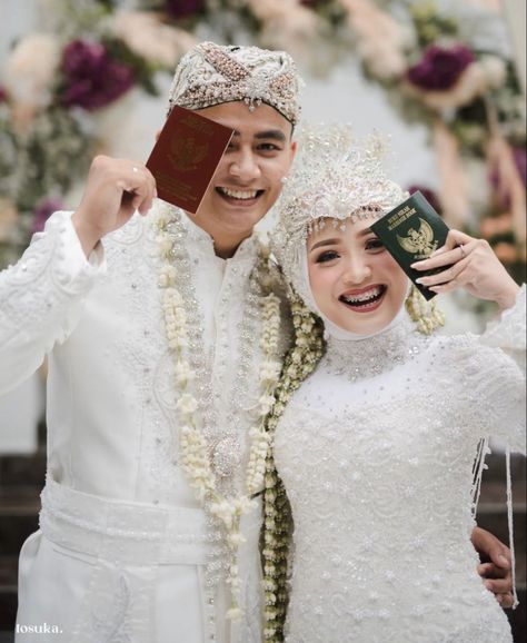 Buku Nikah Aesthetic, Pose Akad Nikah, Pose Pengantin Di Pelaminan, Akad Nikah Photography, Pose Foto Pernikahan, Foto Nikahan, Foto Akad, Foto Akad Nikah, Foto Lamaran