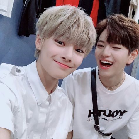 #IN and #Seungmin ~ #StrayKids Kids Mood, Celebrity Look Alike, Celebrity Style Red Carpet, Body Picture, Kid Memes, Stray Kids Seungmin, Celebrity Art, Felix Stray Kids, Kids Pictures