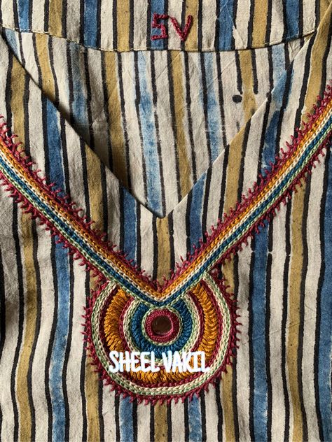 Mirror Work Blouse Design, Kutch Work Designs, Textile Art Embroidery, Neck Designs For Suits, Kurti Embroidery Design, Hand Embroidery Videos, Diy Embroidery Patterns, Handmade Embroidery Designs, Hand Work Embroidery