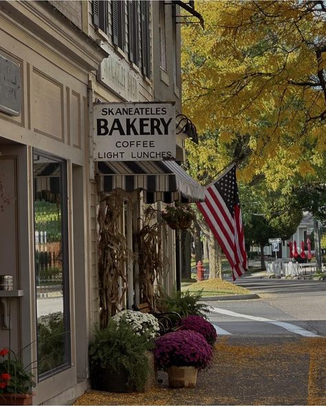 Upstate New York is one of the best places in the world to experience the stunning colors of fall 🍂 If you find yourself in New York this autumn, make sure to explore some of our favorite spots where the foliage comes alive in vibrant shades of red, orange, and gold. Whether you're hiking through nature reserves, enjoying a peaceful picnic by a lake, or simply taking in the views from a cozy lodge, the magic of fall in Upstate New York is not to be missed.🥾🇺🇸🌲 Here are our favorite last-min... Upstate New York Aesthetic, New York Countryside, Upstate New York Fall, New Jersey Fall, Best Places In The World, Cozy Lodge, New York Vibes, Western New York, Colors Of Fall