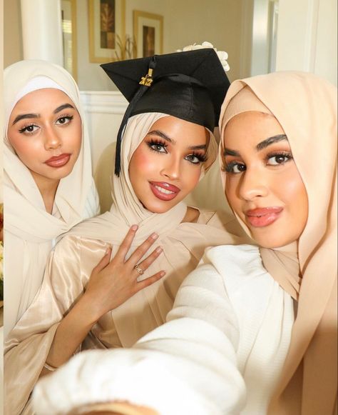 Muslim Graduation Outfit, Muslim Graduation, Senior Pictures Yearbook, Bestie Aesthetic, Senior Year Pictures, Graduation Cap And Gown, Graduation Picture, Graduation Picture Poses, Henna Designs Easy