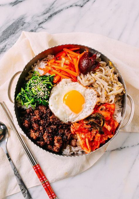 This beef bibimbap recipe puts a Korean classic within the grasp of any home cook. Our method takes about 45 minutes from start to finish. Beef Bibimbap Recipe, Beef Bibimbap, Koreansk Mad, Korean Bibimbap, Bibimbap Recipe, Cooking Rice, Diner Recept, Korean Dishes, Bulgogi