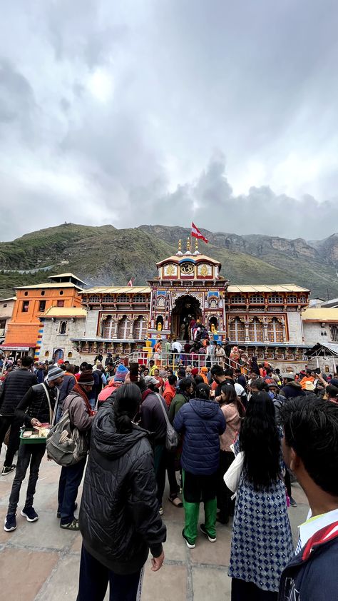 Badrinath Temple Badrinath Temple, Delhi Tourism, Diwali Photography, India Holidays, Usa New York, Valley Of Flowers, Temple Photography, Travel Inspiration Destinations, India Tour