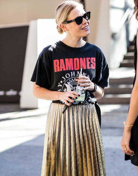 Style guide: 10 ways to wear a rock-band t-shirt | Vogue Paris Rock Band T Shirts Outfits, Rock T Shirt Outfit, Rock Band Outfits, Band Shirt Outfits, Band Tee Outfits, Ramones T Shirt, Rock Look, The Ramones, 10 Ways To Wear