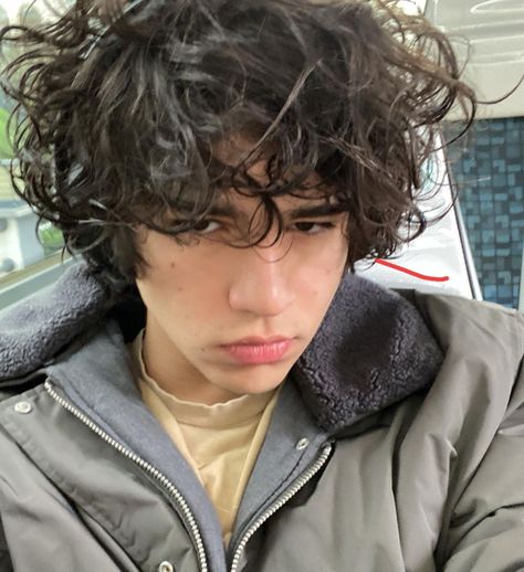 Curly Hair Styles Mens Short, Short Curly Gender Neutral Hair, Guy Hair Color Ideas, Curly Male Hairstyles, Y2k Hairstyles Men, Curly Hair Guys, Y2k Boys, Male Faceclaims, Male Haircuts Curly