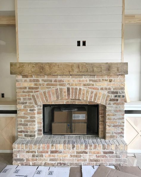 H O L L Y on Instagram: “Reclaimed Chicago brick fireplace + Shiplap walls + Reclaimed barn wood beam mantel. I don’t believe I’ve ever met a medley I love more! .…” Chicago Brick Fireplace, Brick And Shiplap, Fireplace Shiplap, Beam Mantel, Farmhouse Fireplace Decor, Chicago Brick, Farm House Livingroom, Shiplap Walls, American Farmhouse Style